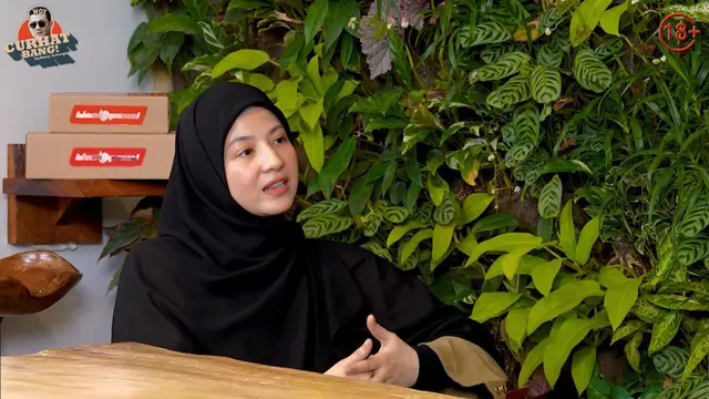 Pesan emosional Natasha Rizky untuk Desta. (credit:youtube.com/@curhatbang)