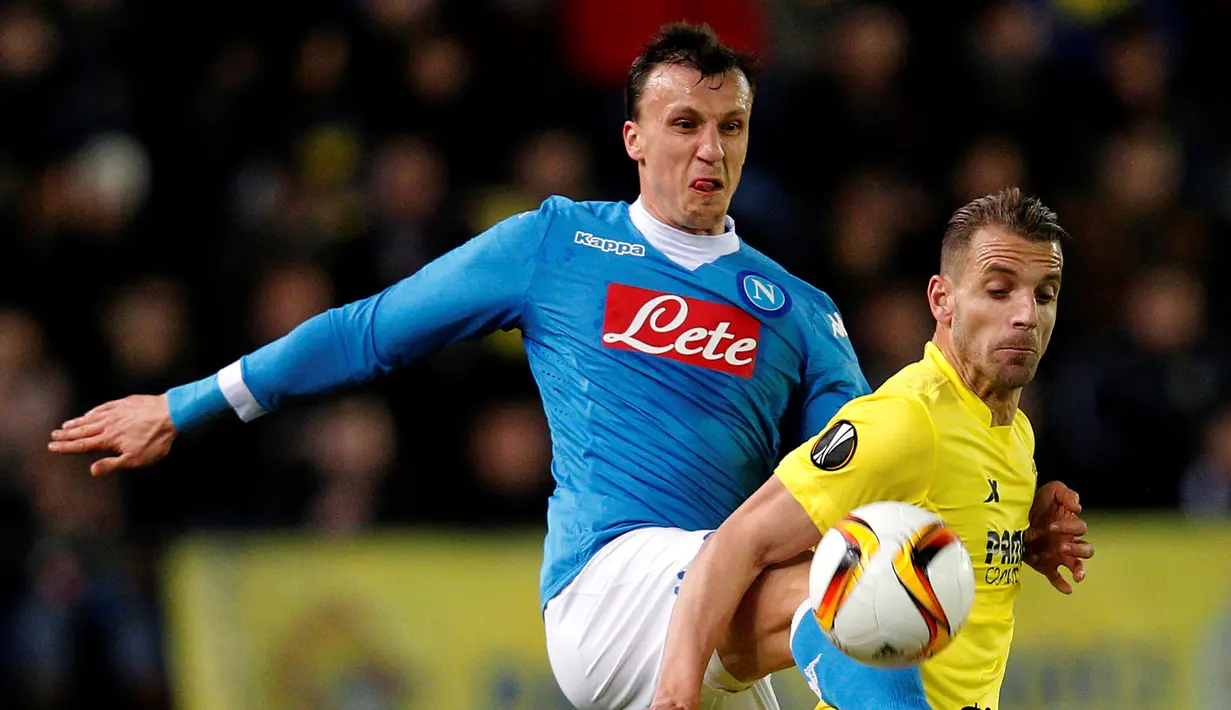 Pemain Villarreal, Roberto Soldado (kanan), berebut bola dengan pemain Napoli, Manolo Gabbiadini, pada laga leg pertama 32 besar Liga Europa di Stadion Camp El Madrigal, Jumat (19/2/2016) dini hari WIB. (AFP/Jose Jordan)