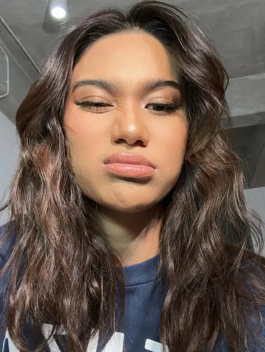 Pulasan lipstik nude yang glossy juga menambah kesan flawless pada keseluruhan penampilan Azizah Salsha di beberapa foto ini. [Foto: Instagram/azizahsalsha_]