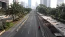 Suasana lengang di Jalan Sudirman, Jakarta, Minggu (17/6). Hari Bebas Kendaraan Bermotor (HBKB) atau Car Free Day (CFD) di Jakarta masih ditiadakan hari ini. (Liputan6.com/Arya Manggala)