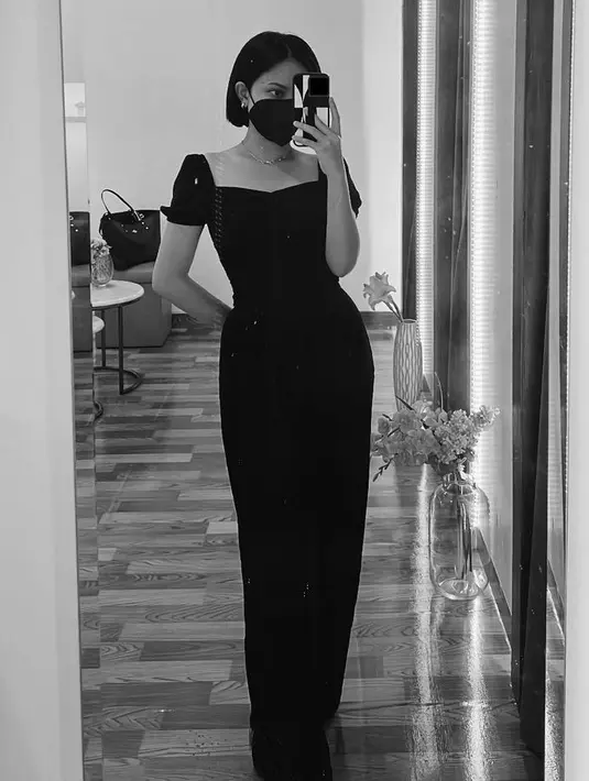 Dengan potongan rambut terbaru, Hanggini pun tampak memadukannya dengan atas heart neck dan pants. Membuatnya tampil kasual. @hanggini