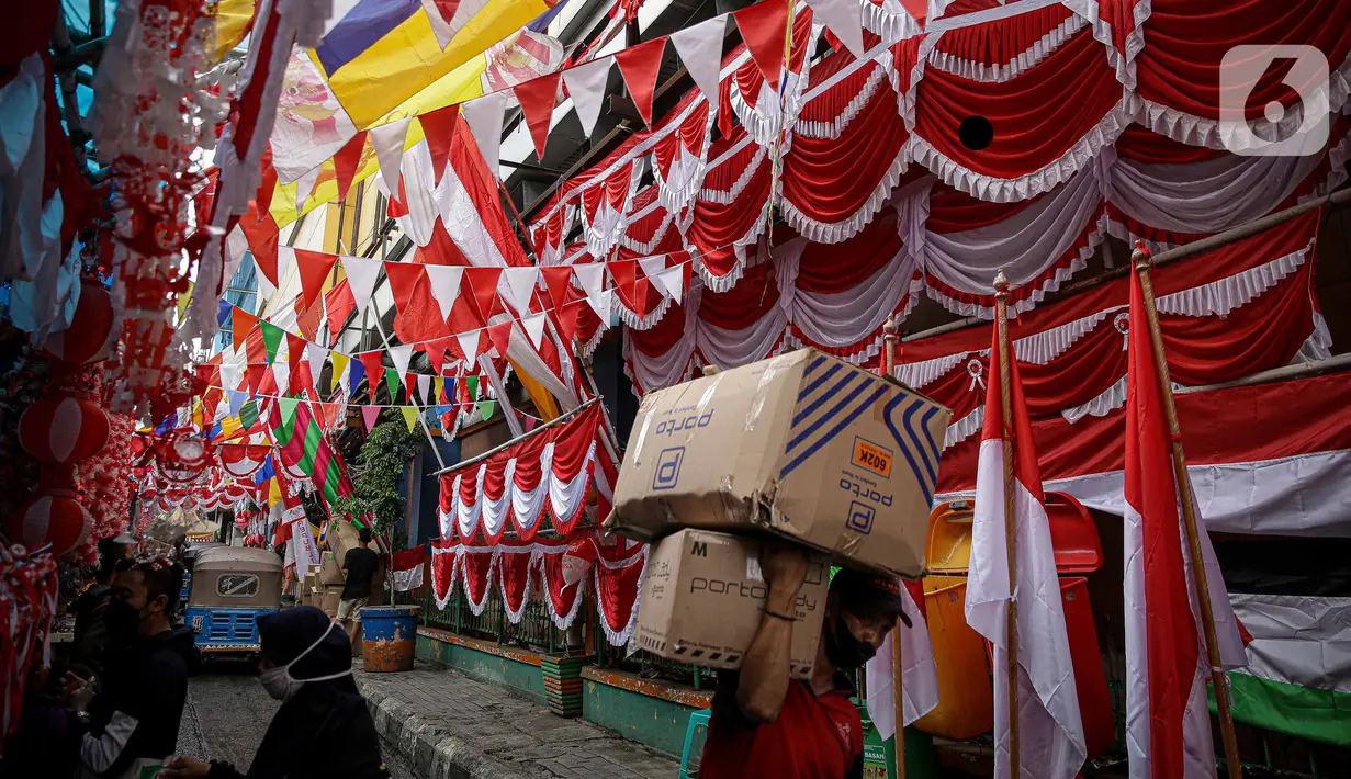 Pernak pernik HUT Republik Indonesia dijual di Pasar Jatinegara, Jakarta, Selasa (10/8/2021). Dua tahun pandemi Covid-19 berjalan, penjual pernak pernik hingga bendera merah putih  turun rata-rata 50-70 persen serta daya beli masyarakat pun turun karena PPKM Darurat. (Liputan6.com/Faizal Fanani)