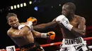 Terence Crawford (kanan) memukul Shawn Porter pada pertandingan tinju perebutan gelar juara dunia kelas welter WBO di Las Vegas, Amerika Serikat, 20 November 2021. Terence Crawford menang TKO pada ronde 10. (AP Photo/Chase Stevens)
