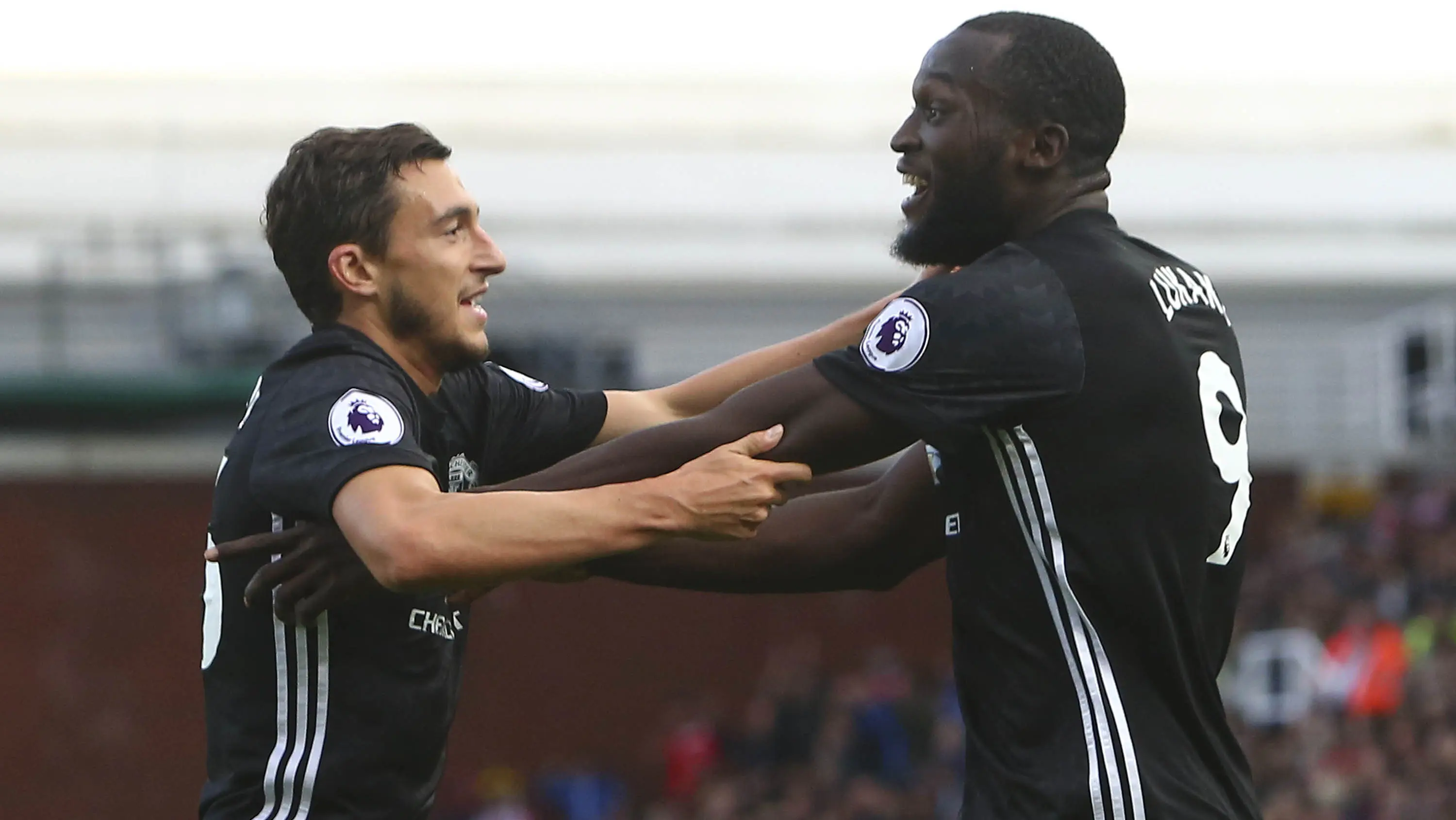 Pemain Manchester United, Matteo Darmian, merayakan gol yang dicetak Romelu Lukaku. (AFP/Geoff Caddick)