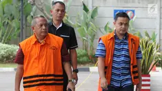 Tersangka dugaan suap pembangunan infrastruktur, Kadis PUPR Lampung Selatan Anjar Asmara (kiri) dan perantara suap APBN-P Kabupaten Sumedang TA 2018 Eka Kamaluddin (kanan) tiba di Gedung KPK, Jakarta, Kamis (9/8). (Merdeka.com/Dwi Narwoko)