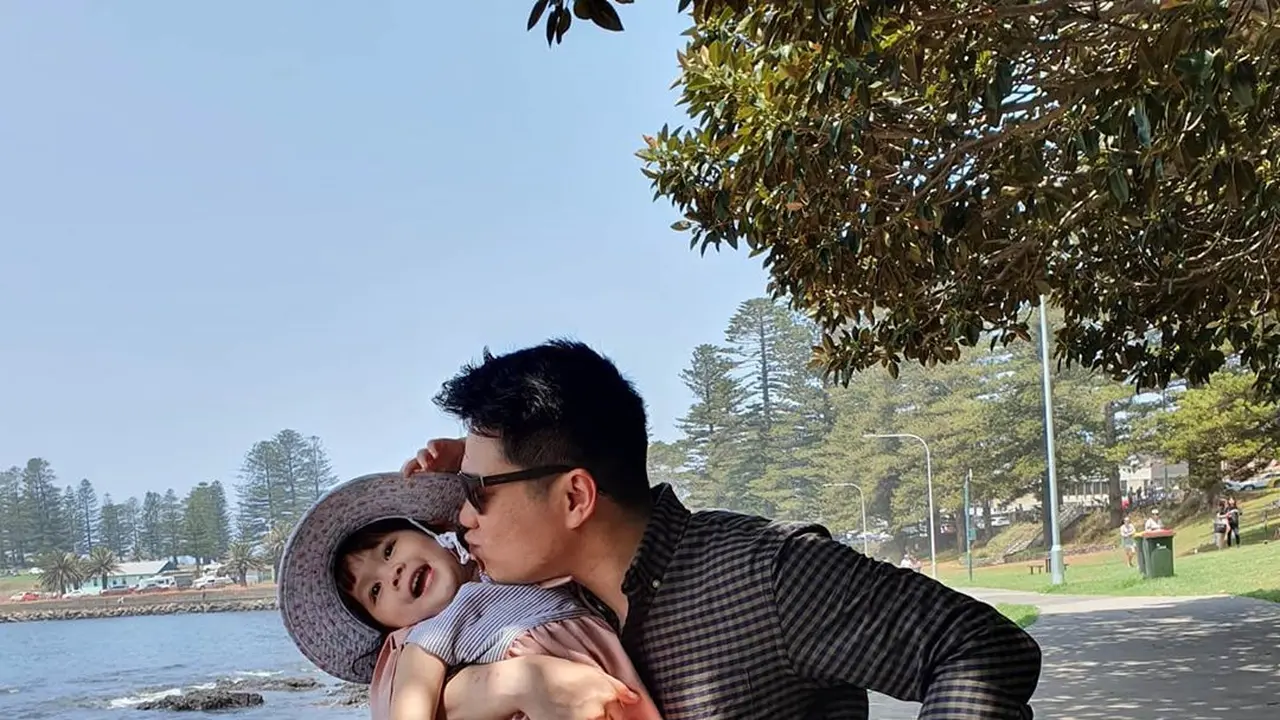 Gaya Menggemaskan Brie Saat Kenakan Dress Berwarna Merah Muda