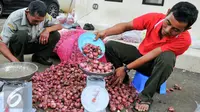 Petugas menimbang bawang merah yang akan dijual, Jakarta, Kamis (26/5/2016). Kementerian Pertanian menggelar pasar murah dengan menjual bawang merah dengan harga Rp 25.000/kg. (Liputan6.com/Yoppy Renato)