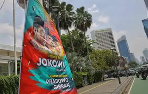 Sejumlah pihak menilai pemasangan spanduk dianggap sebagai upaya memperkuat citra di mata publik, terutama di momen transisi politik yang penting. (Liputan6.com/Angga Yuniar)