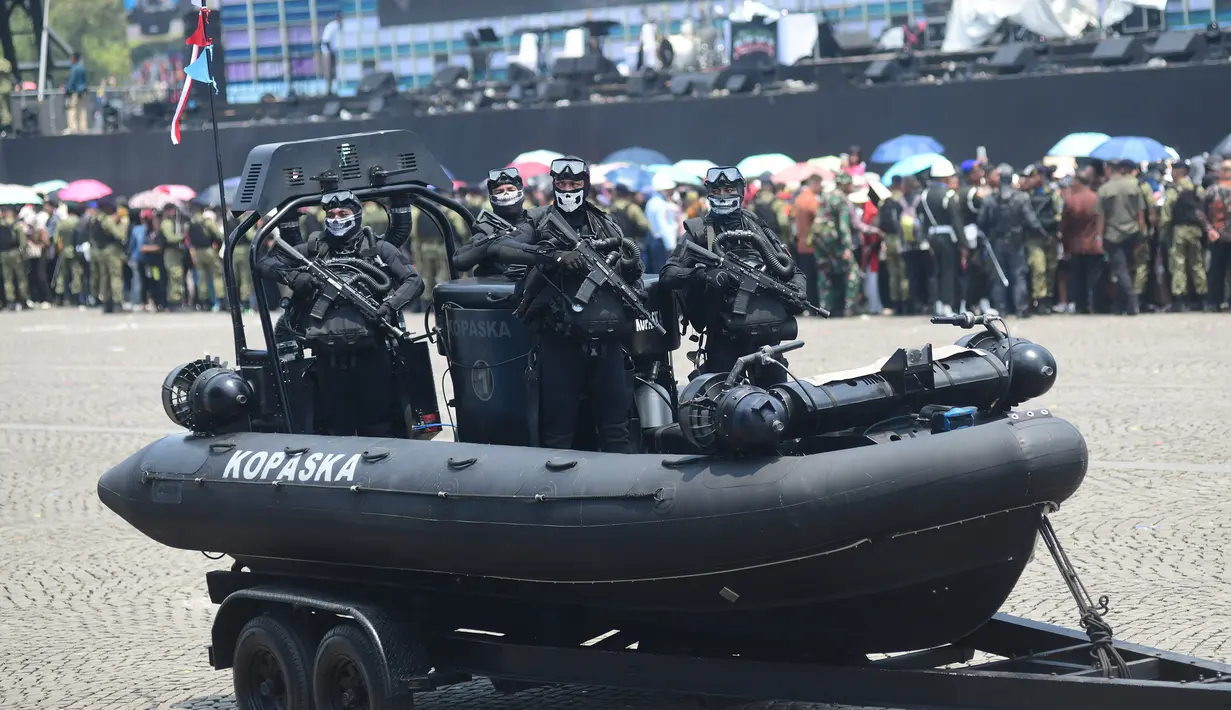 Defile pasukan menarik perhatian masyarakat luas yang menyaksikan langsung di puncak peringatan HUT ke-80 TNI yang digelar di lapangan Monas, Jakarta. (merdeka.com/Arie Basuki)