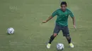 Gelandang Timnas Indonesia, Evan Dimas, mengontrol bola saat latihan di Stadion UKM, Selangor, Sabtu (19/8/2017). Latihan ini merupakan persiapan jelang laga SEA Games melawan Timor Leste. (Bola.com/Vitalis Yogi Trisna)