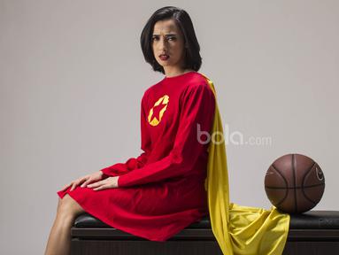 Pebasket Merpati Bali, Helena Tumbelaka, melakukan sesi foto dalam rangka menyambut hari ulang tahun Bola.com yang kedua di Studio Bola.com, Jakarta, Minggu (2/4/2017). (Bola.com/M Iqbal Ichsan)