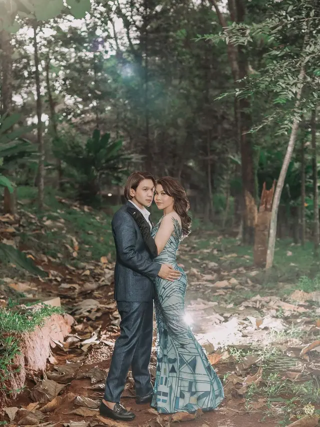Gaya Pemotretan Jordi Onsu dan Frislly Herlind Bersanding Dengan Kuda. (Sumber: Instagram/fdphotography90)