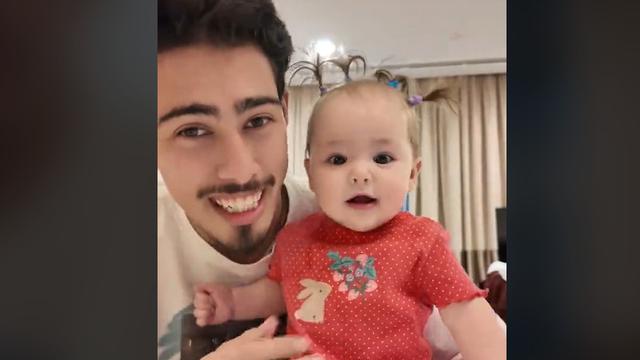 Papa Dali atau Dali Wassink kerap menguncir rambut Kamari. (Tiktok Dali.Wassink)