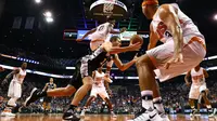 Aksi pemain San Antonio Spurs, David Lee #10 menerobos hadangan para pemain Phoenix Suns pada laga NBA di Talking Stick Resort Arena, (15/12/2016). Spurs menang 107-92. (Reuters/Mark J. Rebilas-USA TODAY Sports)