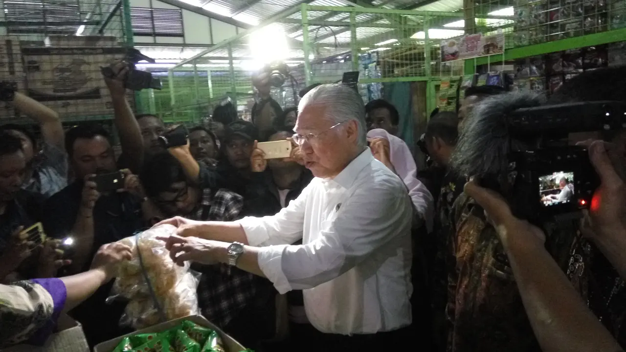 Menteri Perdagangan Enggartiasto Lukita blusukan ke Pasar Pingit Yogyakarta, Sabtu (30/18/2017).