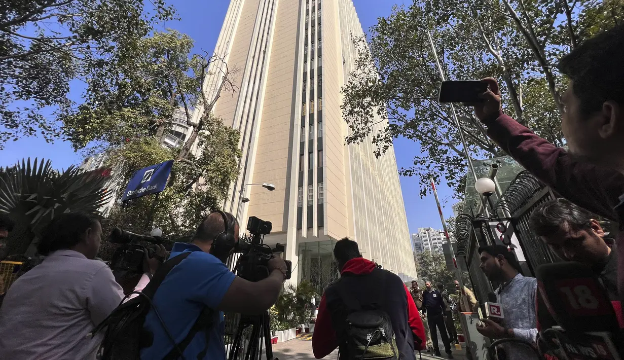 Anggota media melaporkan dari luar gedung kantor tempat otoritas pajak India menggerebek kantor BBC di New Delhi, Selasa (14/2/2023). Otoritas pajak India melakukan penggeledahan kantor BBC di New Delhi, kata seorang jurnalis di lembaga penyiaran itu kepada AFP, beberapa minggu setelah menayangkan film dokumenter yang mengkritik Perdana Menteri Narendra Modi. (Sajjad HUSSAIN / AFP)