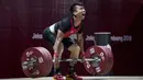 Lifter Indonesia, Deni, saat berlaga pada Asian Games di JIExpo, Jakarta, Rabu (22/8/2018). Deni memastikan lolos ke final setelah berhasil membukukan poin terbaik dengan total angkatan seberat 318 kg. (Bola.com/Vitalis Yogi Trisna)