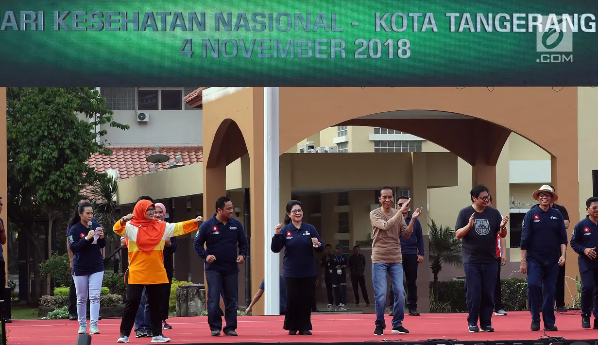 Presiden Joko Widodo (Jokowi) ditemani Koordinator Staf Khusus Presiden Teten Masduki memandu senam bersama di depan Kantor Wali Kota Tangerang, Minggu (4/11). Kegiatan itu dalam rangka perayaan Hari Kesehatan Nasional ke-54. (Liputan6.com/Johan Tallo)