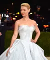 Gaun Cinderela yang dikenakan Claire Danes menghebohkan acara Met Gala 2016 Senin (2/5). Acara penggalangan dana tahunan itu dihadiri oleh beberapa bintang. (Bintang.com/AFP)