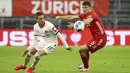 Pemain Eintracht Frankfurt Mijat Gacinovic (kiri) berebut bola dengan pemain Bayern Munchen Benjamin Pavard dalam pertandingan semi final Piala Jerman di Allianz Arena, Munchen, Jerman, Rabu (10/6/2020). Bayern Munchen menang 2-1 dan lolos ke final. (Kai Pfaffenbach Pool via AP)