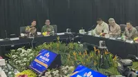 Wapres Gibran Rakabuming Raka mengumpulkan sejumlah menteri dan wakil menteri di Wisma Kemenpora, Jakarta Pusat, Rabu (4/11/2024). Rapat tingkat menteri tersebut bakal membahas Desain Besar Olahraga Nasional. (Liputan6.com/Winda Nelfira)