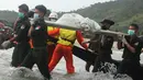 Tim penyelamat mengevakuasi jasad korban kecelakaan pesawat militer yang jatuh ke laut Andaman, di pantai Launglon, Myanmar, Kamis (8/6). Pesawat Shaanxi Y8 buatan China itu membawa 122 orang termasuk 15 anak-anak. (AP Photo/Esther Htusan)