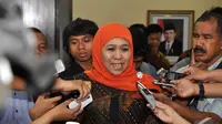 Menteri Sosial Khofifah Indar Parawansa menjawab pertanyaan wartawan usai melakukan serah terima jabatan, Jakarta, Selasa (28/10/2014). (Liputan6.com/Miftahul Hayat)