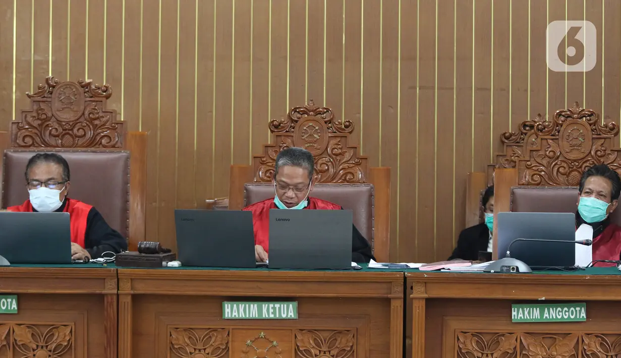 Majelis Hakim membacakan putusan dalam sidang telekonferensi terdakwa pembunuhan berencana anak dan ayah di Lebak Bulus, di PN Jakarta Selatan, Senin (15/6/2020). Majelis Hakim menjatuhkan vonis hukuman mati terhadap Aulia Kesuma dan putranya Geovanni Kelvin. (Liputan6.com/Herman Zakharia)