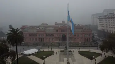 Pemandangan udara yang memperlihatkan Istana Kepresidenan Casa Roada di Buenos Aires terlihat melalui lapisan asap dan kabut tebal, pada 24 April 2023.