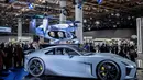 Awak media berkumpul di stan Toyota dan divisi kendaraan mewahnya, Lexus, pada acara jumpa pers Japan Mobility Show di Tokyo pada Rabu 29 Oktober 2025. Gelaran dua tahunan ini yang sebelumnya dikenal sebagai Tokyo Motor Show, kini tampil dengan format dan arah baru. (Philip FONG/AFP)