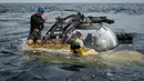 Perairan Indonesia dipilih karena posisinya yang strategis dan kekayaan hayati yang tinggi, namun sebagian besar wilayah laut dalamnya belum banyak diteliti. Tampak dalam foto yang diambil pada 12 Januari 2026, menunjukkan kru OceanXplorer, kapal penelitian yang dioperasikan oleh organisasi nirlaba kelautan OceanX, sedang mengoordinasikan protokol keselamatan dengan pilot kapal selam sebelum operasi laut dalam di perairan lepas pantai pulau Sulawesi. (YASUYOSHI CHIBA/AFP)