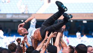 Pep Guardiola berusia 47 tahun dan 86 hari ketika memenangkan gelar Premier League pertama bersama Manchester City pada musim 2017/2018. (AFP/Oli Scarff)