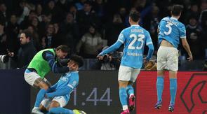 Gelandang Napoli, Alisson Santos, merayakaan gol yang dicetaknya ke gawang AS Roma dalam laga Serie A Liga Italia 2025/2026, Senin (16/2/2026) dini hari WIB. (CARLO HERMANN / AFP)