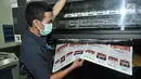 Petugas mengecek kualitas surat suara Pilpres 2019 saat pencetakan perdana di PT Aksara Grafika Pratama, Jakarta, Minggu (20/1). KPU memberi kepercayaan PT Aksara Grafika Pratama untuk mencetak surat suara 72,35 juta lembar. (Merdeka.com/Iqbal S. Nugroho)