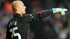Kiper Liverpool, Jose 'Pepe' Reina beraksi ketika berhadapan dengan Chelsea dalam laga perempat final Liga Champions di Stamford Bridge, London, 14 April 2009. AFP PHOTO/PAUL ELLIS