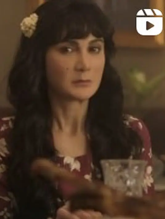Terakhir, Luna mengenakan kebaya merah maroon motif bunga yang serasi dengan hair clip yang disematkan di rambut panjangnya.  [@lunamaya]