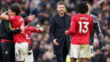 Pelatih kepala Manchester United, Michael Carrick, di tengah, menyapa Patrick Dorgu dari Manchester United setelah pertandingan Liga Inggris antara Manchester United dan Manchester City di Manchester, Inggris, Sabtu, 17 Januari 2026. (AP Photo/Dave Thompson)
