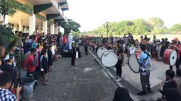 Maskot Piala Dunia 2022, La'eeb bersama marching band FKPPI Banjarmasin saat menghibur warga di CFD Menara Pandang di kota Banjarmasin. Minggu (30/10/2022) pagi. La'eeb sudah mengunjungi beberapa tempat di kota Banjarmasin sejak Jumat (28/10/2022). (FOTO: Dok. SCM)