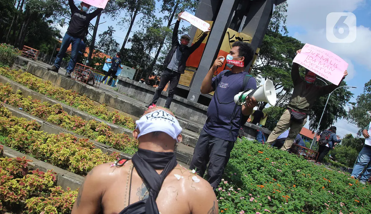 Aksi teatrikal oleh jurnalis saat melakukan aksi solidaritas di kawasan Tugu Adipura, Kota Tangerang, Rabu (31/3/2021). Mereka menuntut pihak berwenang mengusut tuntas oknum pelaku kekerasan terhadap wartawan Tempo, Nurhadi dan kasus kekerasan jurnalis lainnya. (Liputan6.com/Angga Yuniar)