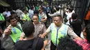 Polisi mencoba menahan massa dari Massa dari Solidaritas Pergerakan Mahasiswa Indonesia yang memaksa melakukan demo di depan Kantor DPP Partai NasDem, Jakarta, Senin (18/1). Kejadian tersebut juga diwarnai aksi lempar batu.(Liputan6.com/Immanuel Antonius)