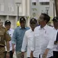 Presiden Indonesia, Joko Widodo, memantau kondisi Wisma Atlet di Kemayoran, Jakarta, Senin (26/2/2018). Wisma Atlet ini akan digunakan untuk Asian Games 2018. (Bola.com/Vitalis Yogi Trisna)