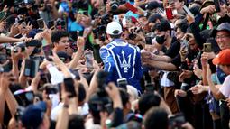 Pembalap Maserati MSG Racing, Maximilian Gunther disambut oleh penonton setelah memenangkan balapan Jakarta E-Prix 2023 Round-11 yang berlangsung di Jakarta International E-Prix Circuit (JIEC), Ancol, Jakarta, Minggu (04/06/2023). (Bola.com/Bagaskara Lazuardi)