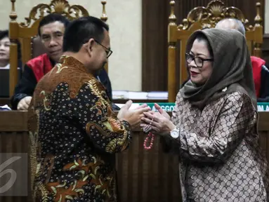 Menteri ESDM Sudirman Said (kiri) bersalaman dengan terdakwa Dewie Yasin Limpo di Pengadilan Tipikor, Jakarta, Senin (4/4). Sudirman bersaksi untuk kasus suap yang menjerat mantan anggota Komisi VII DPR tersebut. (Liputan6.com/Faizal Fanani)