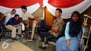 Beberapa penyandang disabilitas mengantri untuk mendapatkan bantuan kaki palsu di Kementerian Sosial, Jakarta, Senin (28/12/2015). Mensos Khofifah memberikan bantuan sejumlah fasilitas penunjang penyandang disabilitas. (Liputan6.com/Helmi Fithriansyah)