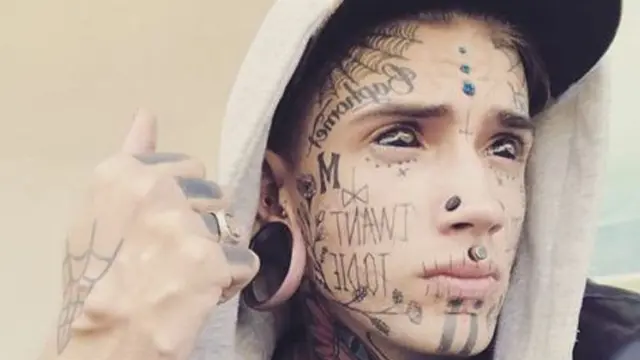 [Bintang] Demi Jadi Manusia Paling Aneh, Pria Ini Rela Jalani 40 Kali Operasi