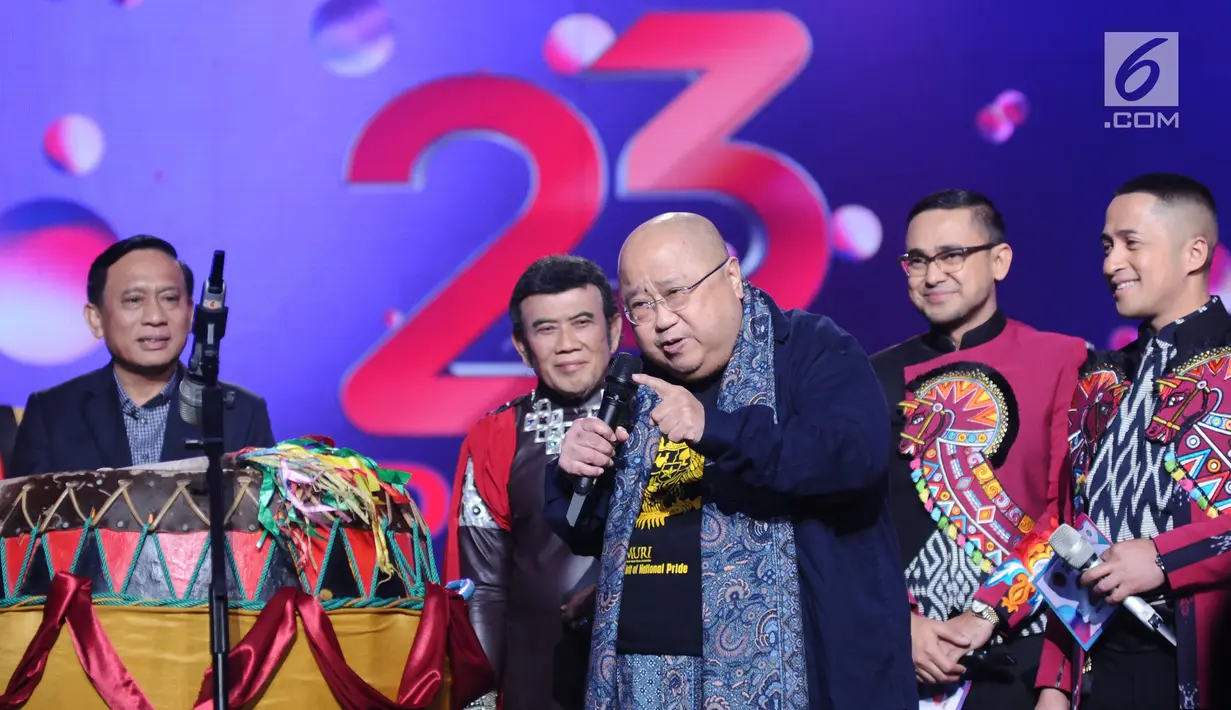 Pendiri MURI, Jaya Suprana memberi sambutan jelang penghargaan rekor dunia di Konser Raya 23 Tahun Indosiar, Kamis (11/1). Rekor dunia Program Pencarian Bakat Dengan Jumlah Peserta Terbanyak, yaitu Liga Dangdut Indonesia. (Liputan6.com/Helmi Fithriansyah)
