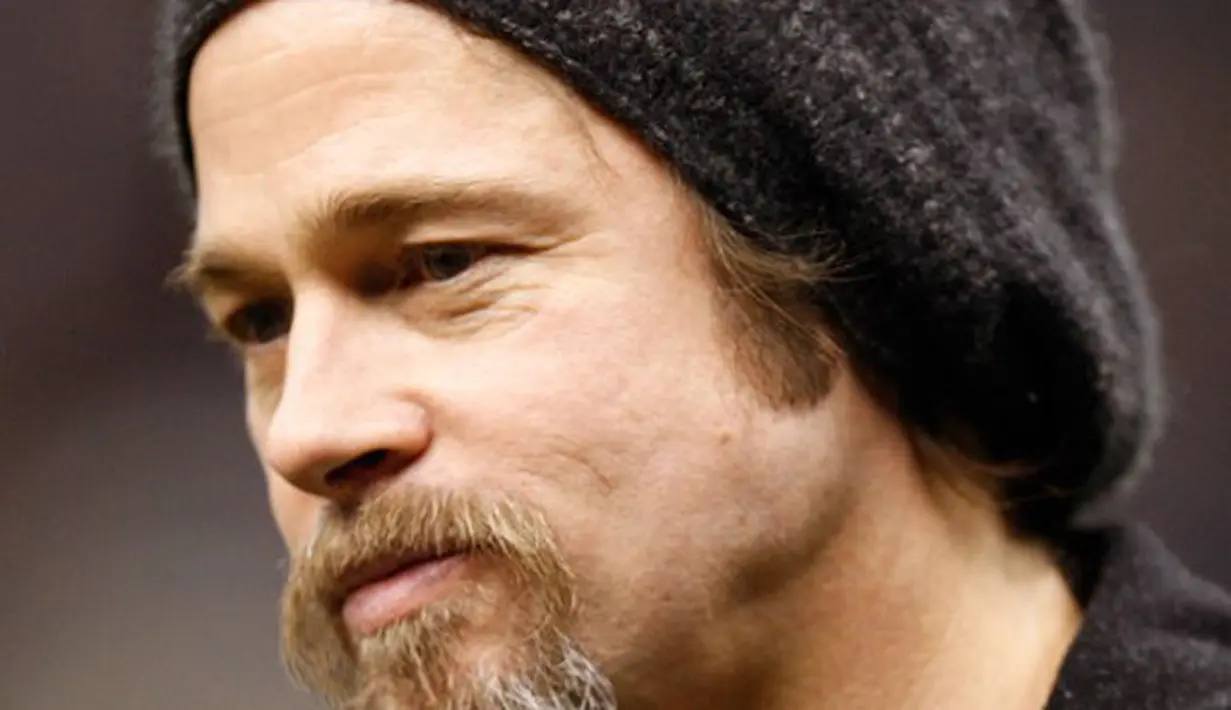 Selain berakting dan menjadi ayah bagi keenam anaknya, belakangan ini Pitt  tampak lebih banyak menghabiskan waktu di dalam studio seni untuk membuat kerajinan tangan.  (AFP/Bintang.com)