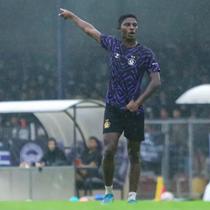 Ratusan Persikmania memberi motivasi dengan menghadiri latihan Hugo Samir dkk. di Stadion Brawijaya. (Bola.com/Gatot Sumitro)