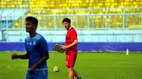 Milan Petrovic memantau latihan Arema FC (Liputan6.com/Rana Adwa)