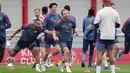 Pemain Bayern Munchen, Harry Kane (tengah) dan Jonathan Tah (kiri) saat mengikuti sesi latihan jelang pertandingan leg kedua semifinal Liga Champions 2025/2026 melawan Paris Saint-Germain (PSG) di Jerman, Selasa 5 Mei 2026. Bayern Munchen melakukan persiapan penuh jelang menjamu Paris Saint-Germain (PSG) pada leg kedua semifinal Liga Champions 2025-2026. (AP Photo/Matthias Schrader)